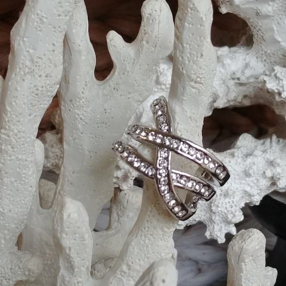 Jewelry - Chrystal Criss-Cross Ring